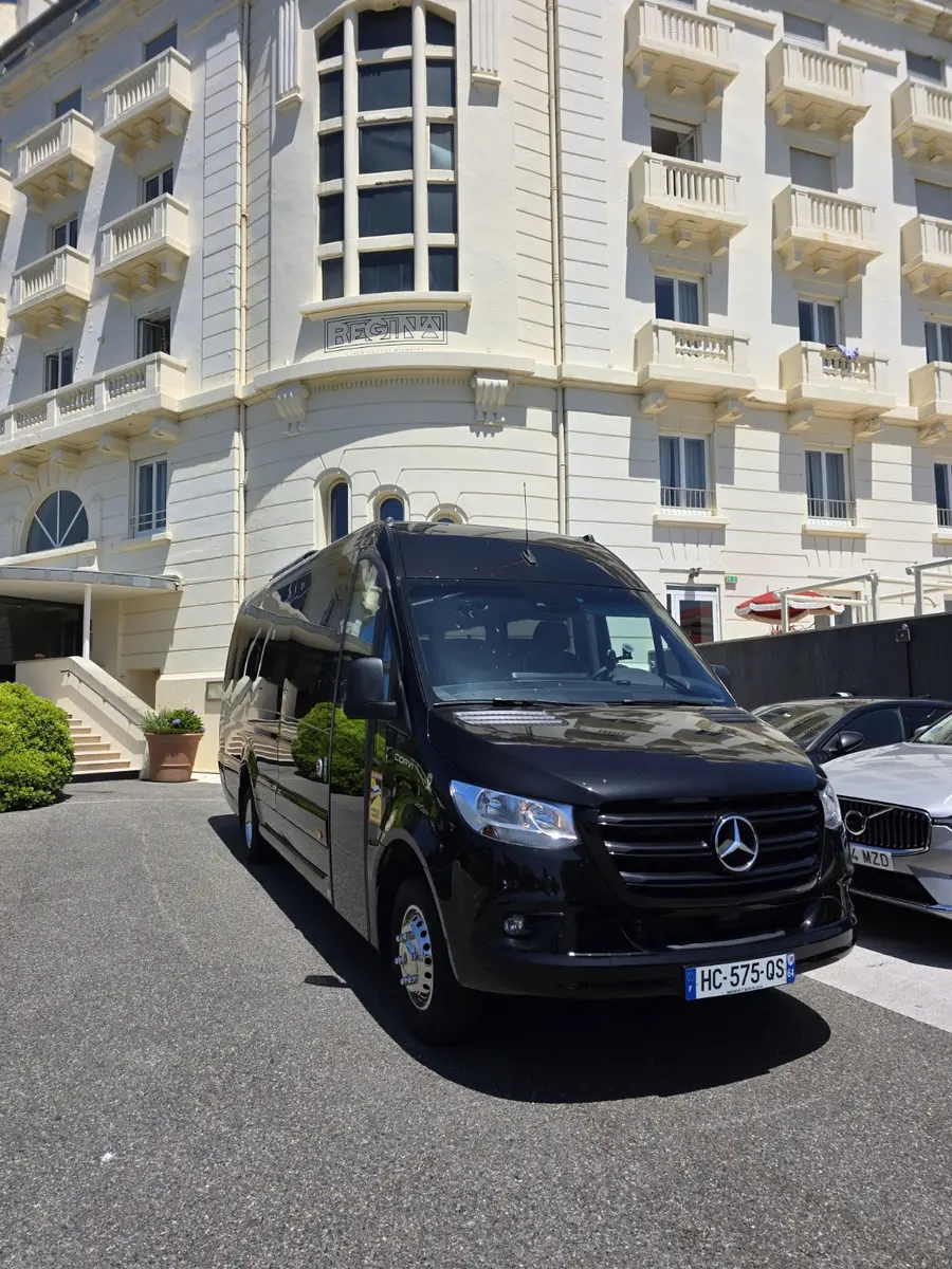 Van VIP devant un hôtel à Biarritz